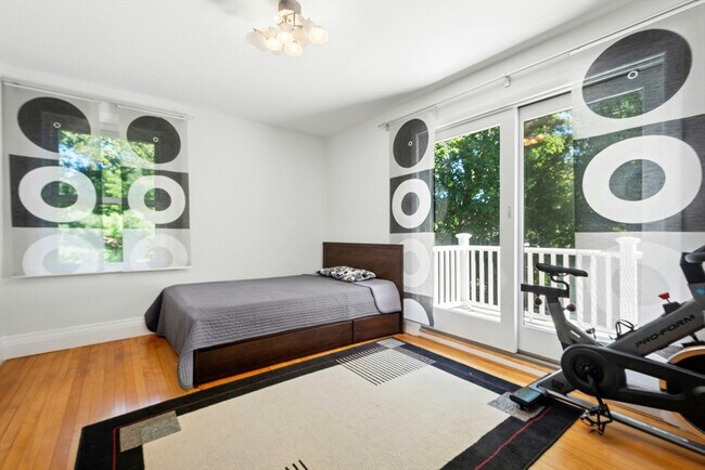 Building Photo - 231 Lagrange St