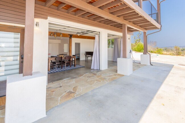 Building Photo - Spectacular Furnished 4 Bedroom/ 3 Bath Mid-Century Modern Retreat in Encinitas