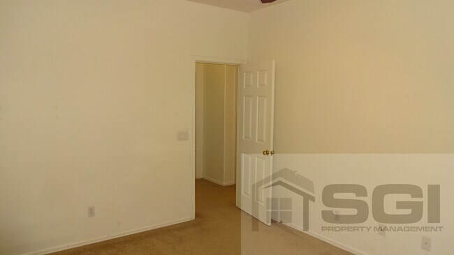 Building Photo - Beautiful split floorplan in a great neigh...