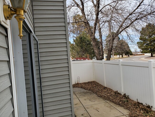 Building Photo - FANTASTIC 2 BEDROOM TOWNHOUSE IN THORNTON,...