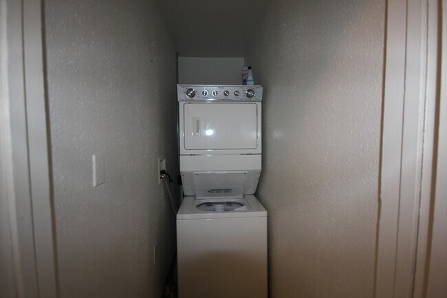 Building Photo - 3 Bedroom Duplex with Lovely Backyard(Upstairs)