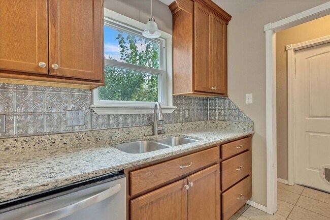 Building Photo - 1611 Briarcliff Ct