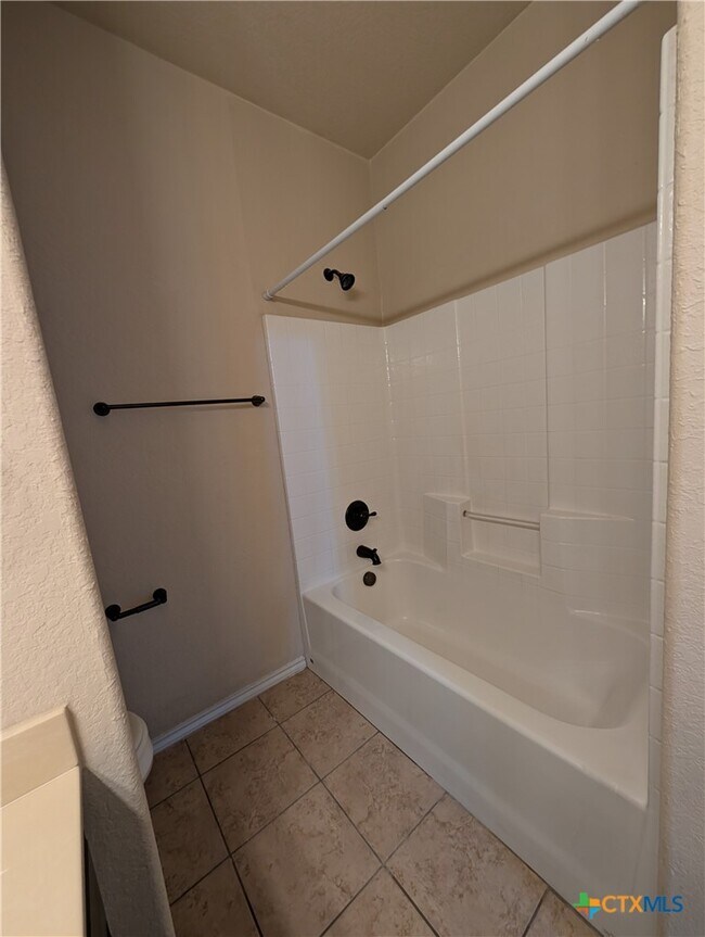 Building Photo - 660 Creekside Cir