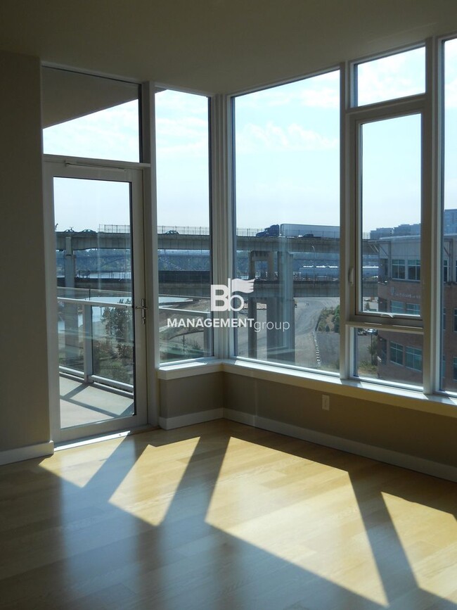 Building Photo - The Strand- Beautiful One-Bedroom With Riv...