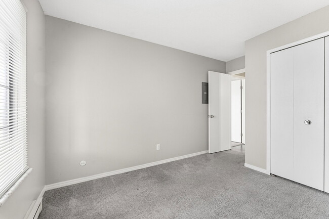 Building Photo - 5943 Walnut Cir Dr