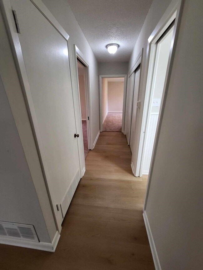 Building Photo - 706 Maple St