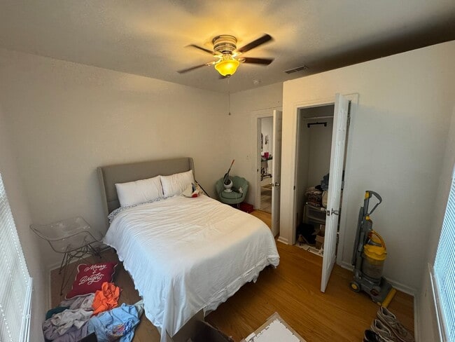 Building Photo - Awesome 3 Bed Close to Campus