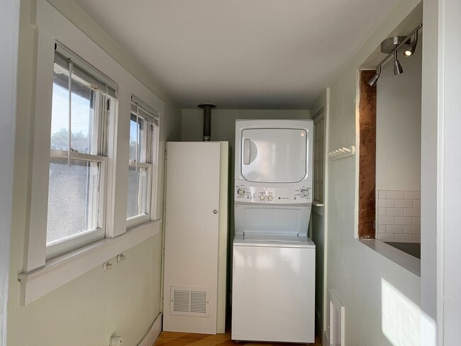 Building Photo - Adorable 2 Bedroom Cottage with Fenced yard, Washer+Dryer, Dishwasher, Reserved Parking!