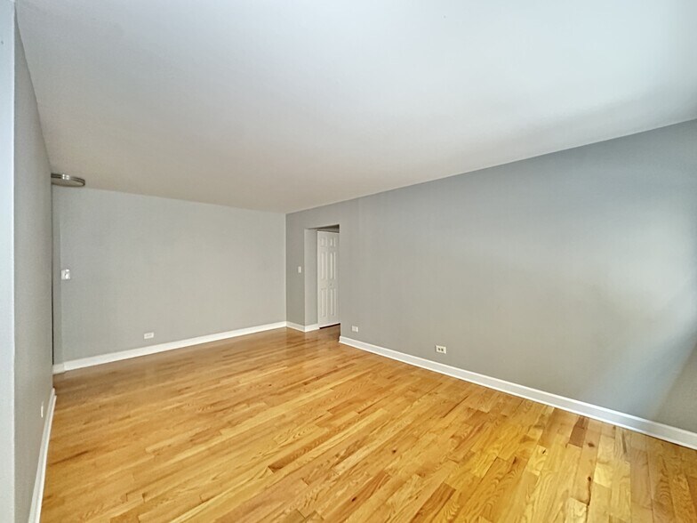 Building Photo - 6830 N Sheridan Rd