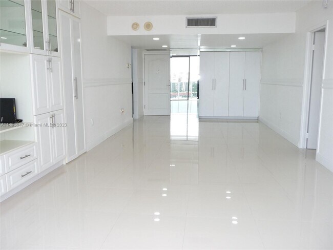 Building Photo - 3625 N Country Club Dr