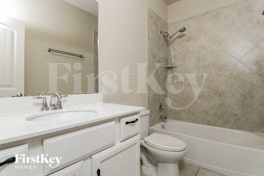 Building Photo - 16209 Weymouth Dr