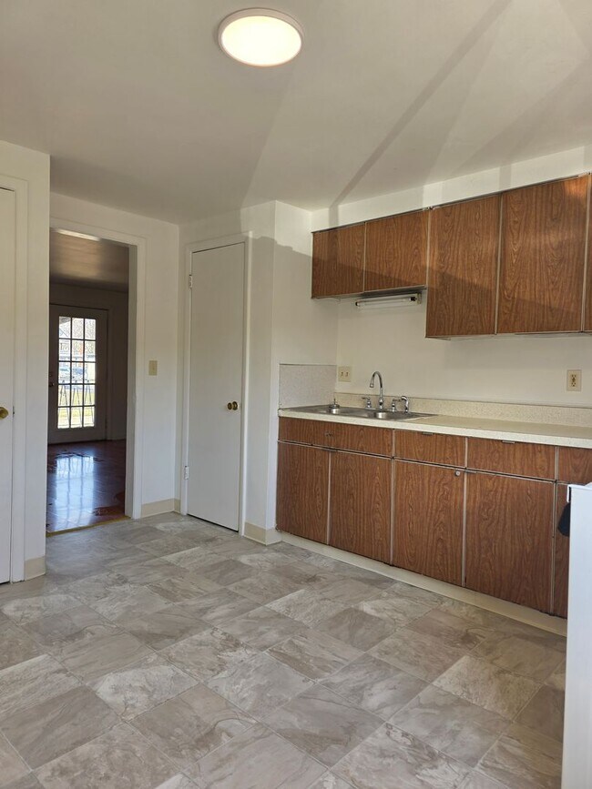 Building Photo - 2-bedroom upper