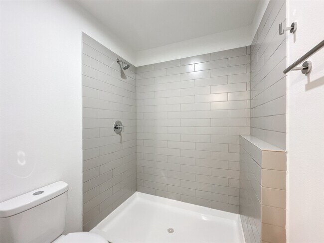 Building Photo - 824 Waxahachie St