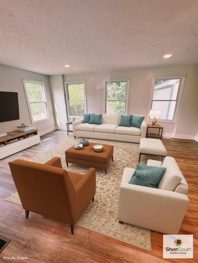 Building Photo - New 4 bed 3 bath house in East Town.