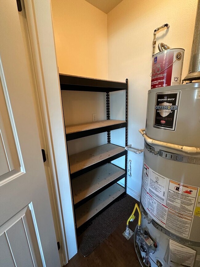 Building Photo - Desirable 2 Bed 1.5 Bath Lincoln Park Townhome