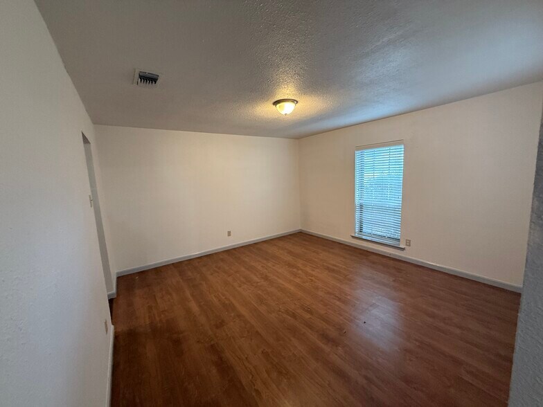 Building Photo - 254 Linda Ln