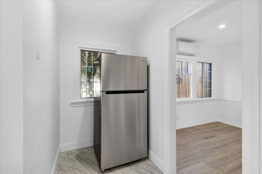 breakfast nook in the kitchen - 1185 S Tremaine Ave