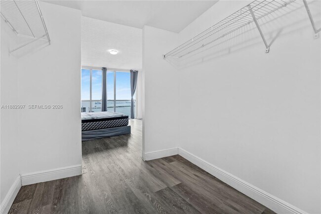 Building Photo - 1750 N Bayshore Dr