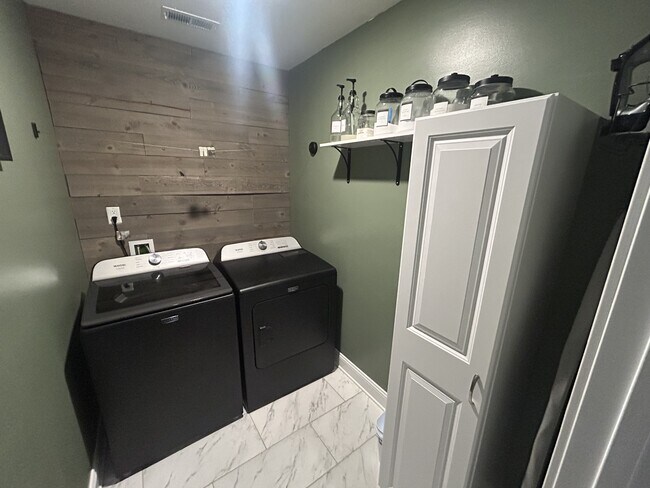 Building Photo - 513 Burgess CT