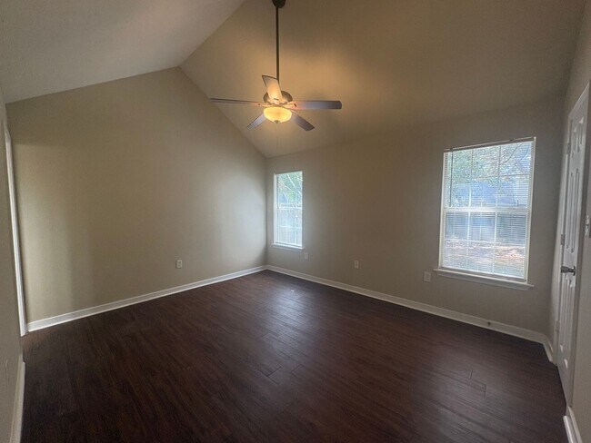 Building Photo - 2012 Red Oak Dr