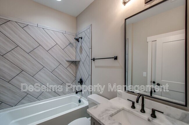Building Photo - 2061 Oakwood Ave