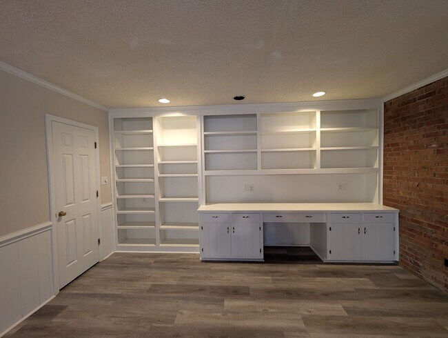 Building Photo - Gorgeous Brick 4 bedroom, 4 bathroom home located in the Farmwood community in Minthill!