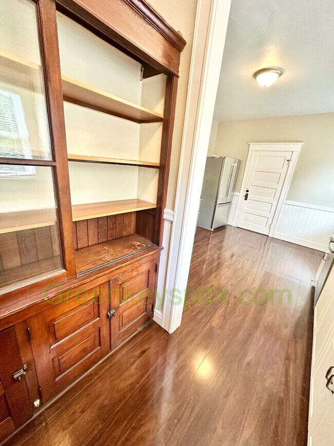 Building Photo - Huge Gorgeous 5 Bedroom 4 Bath Unit in SW ...