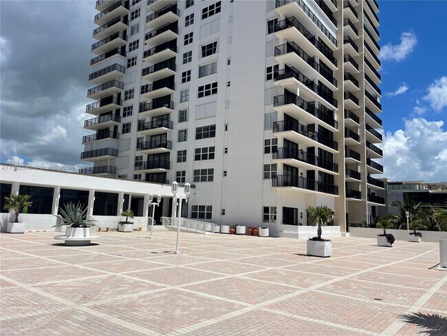 Building Photo - 2101 S Ocean Dr