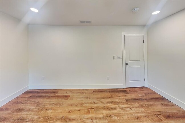 Building Photo - 360 Simpson Terrace NW