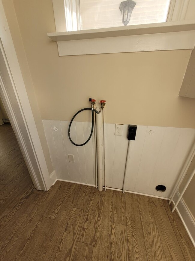 Building Photo - 984 W Main St