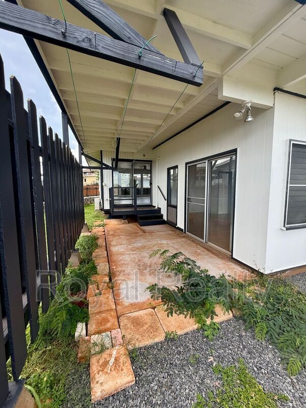 Building Photo - 98-1613 Ho'olauae St