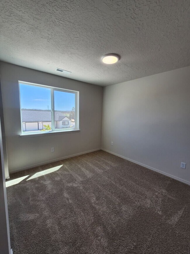 Building Photo - New Construction 3 Bedroom Townhome-Style Duplex – Modern Living in Madras