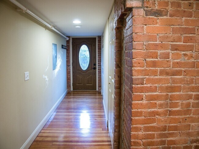 Building Photo - 6 B School St