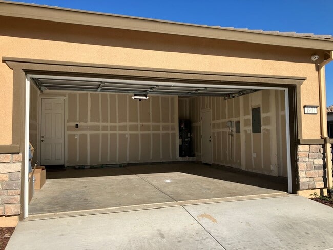 Building Photo - 1977 Apiary Wy