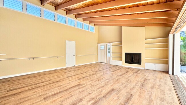 Building Photo - RARELY AVAILABLE 3 BEDROOM NEAR BEACH