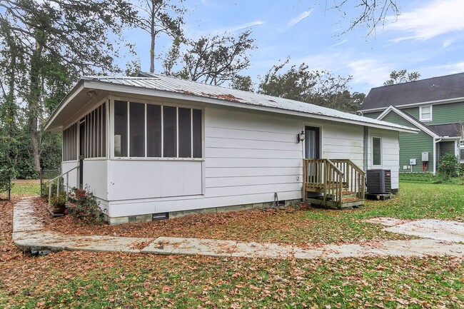 Building Photo - Charming Summerville Home