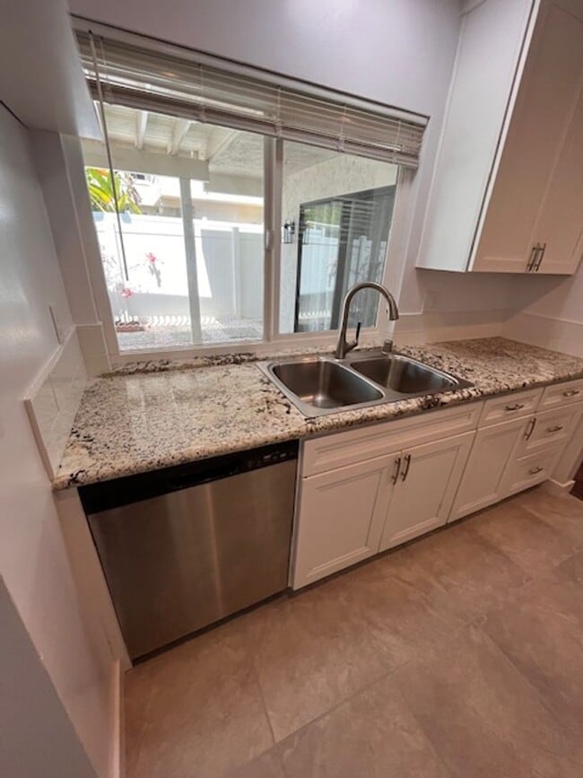 Building Photo - 3 bed 1.5 bath 2 story condo in Park Place...