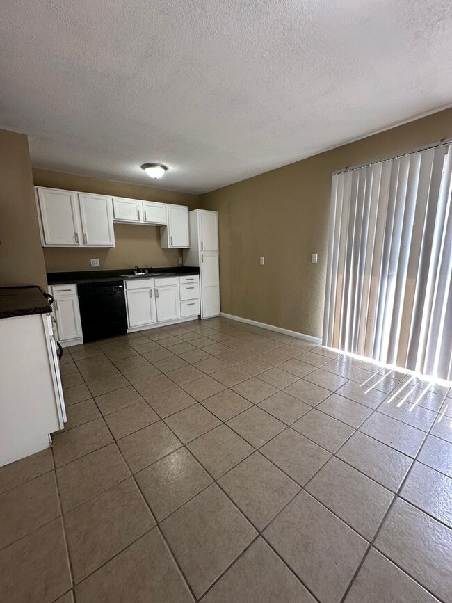 Building Photo - 4 bedroom 1 bath