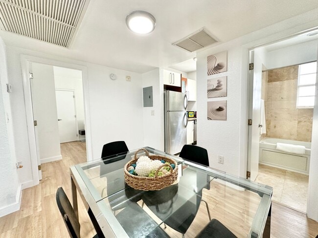 Building Photo - LARGE 1 BEDROOM FULLY FURNISHED IN WATERFR...