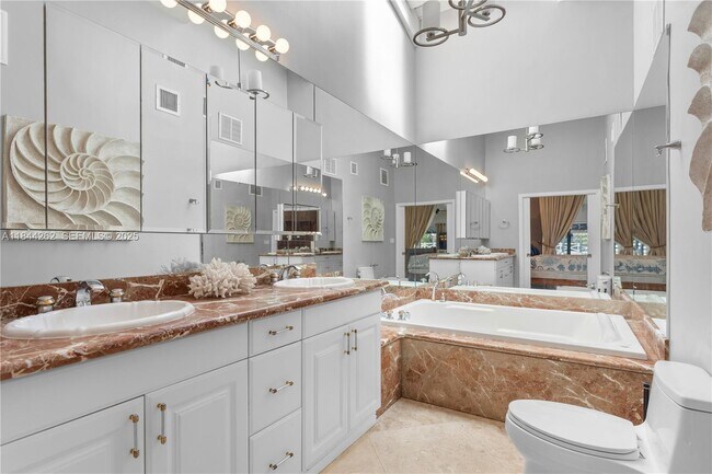 Building Photo - 2665 Parkview Dr S