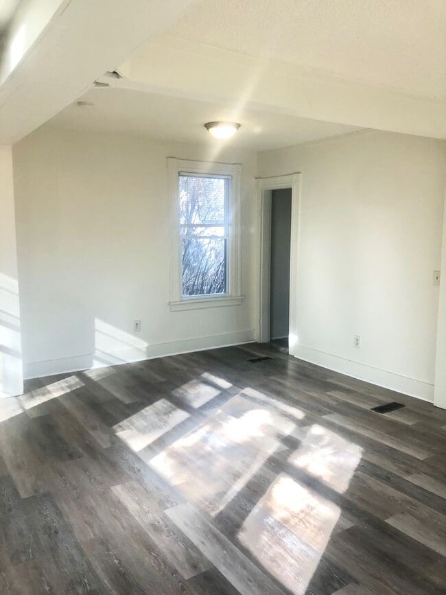 Building Photo - Updated Seymour Unit for Rent