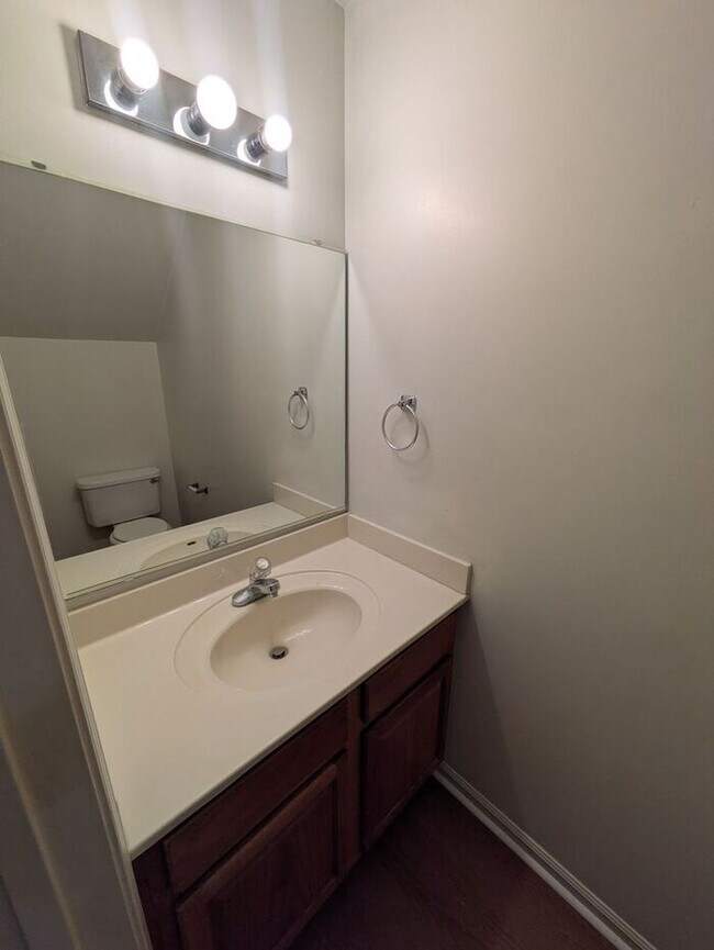 Building Photo - 2BD/1.5BA Townhome in Strawberry Patch Complex of Hickory