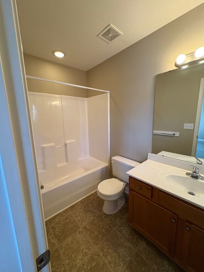 Building Photo - Cute 2 Bedroom Townhouse Near Furman and C...