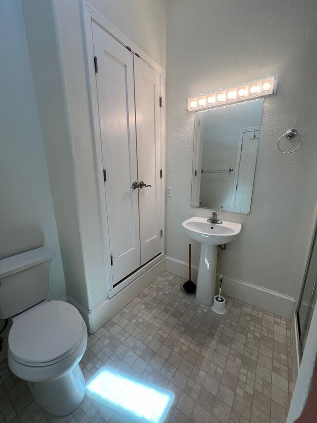 Building Photo - 2 Bedroom 2 bath Downtown Unit with $500 O...