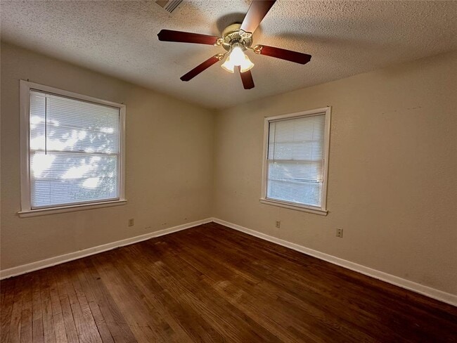 Building Photo - 708 Denison Dr