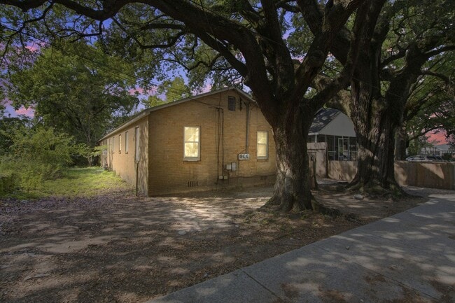 Building Photo - 1824 Grayson St