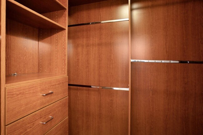 Building Photo - 2 Bed, Den, 1 Car Garage, Gated Northwest Condo