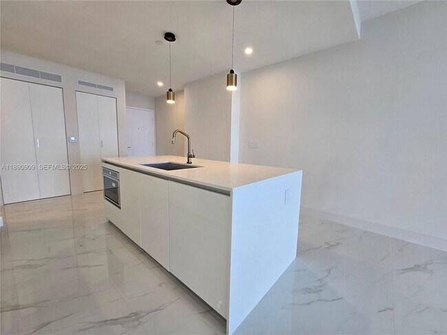 Building Photo - 700 NE 24th St