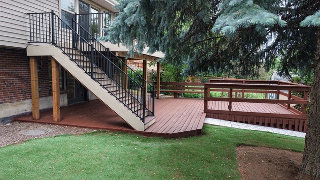 Building Photo - Amazing 4 Bed/3 Bath SFH Backing to Walnut...