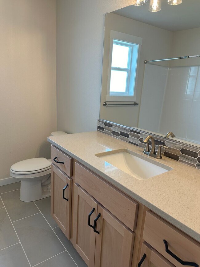Building Photo - 1 Month FREE RENT w/ 12m Lease! Alderbrook...